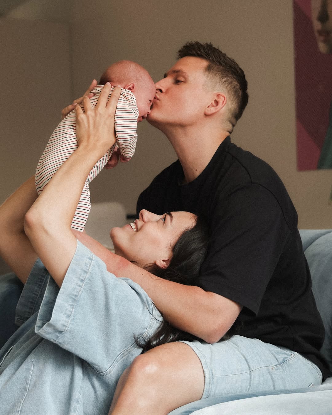 Vader kust zijn baby, moeder lacht