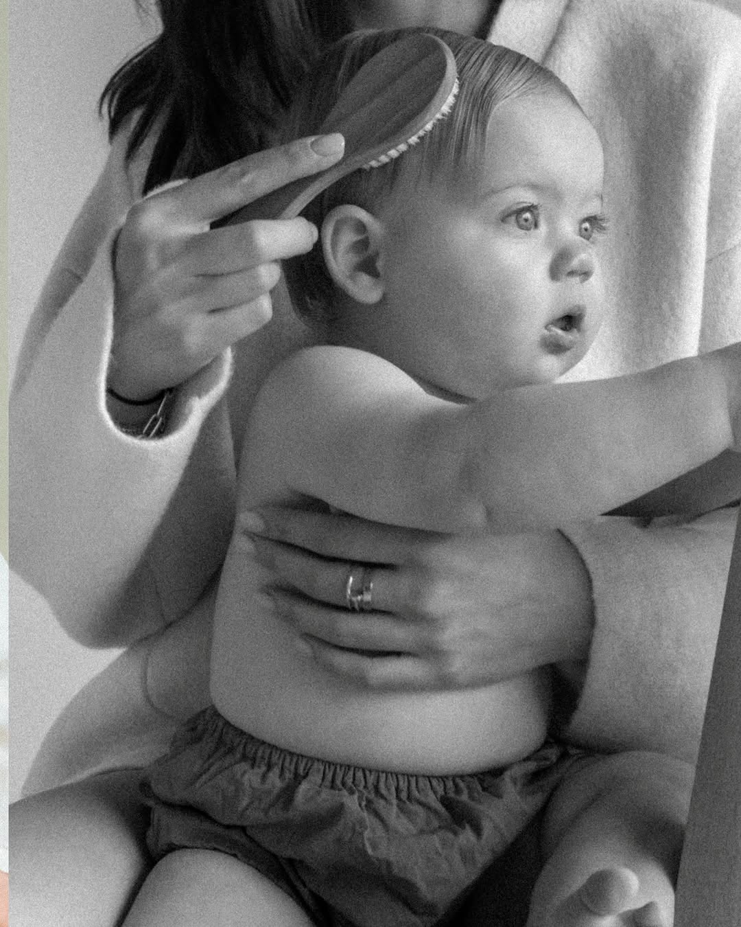 Baby wordt geborsteld, zwart-wit