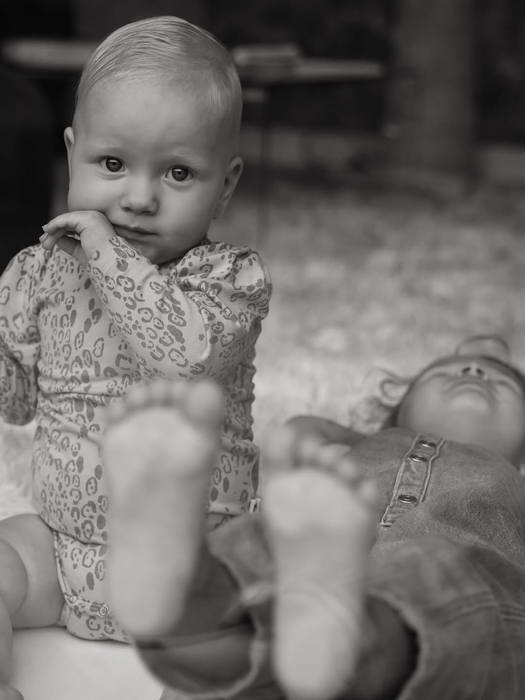 Baby met de voetjes omhoog, zwart-wit