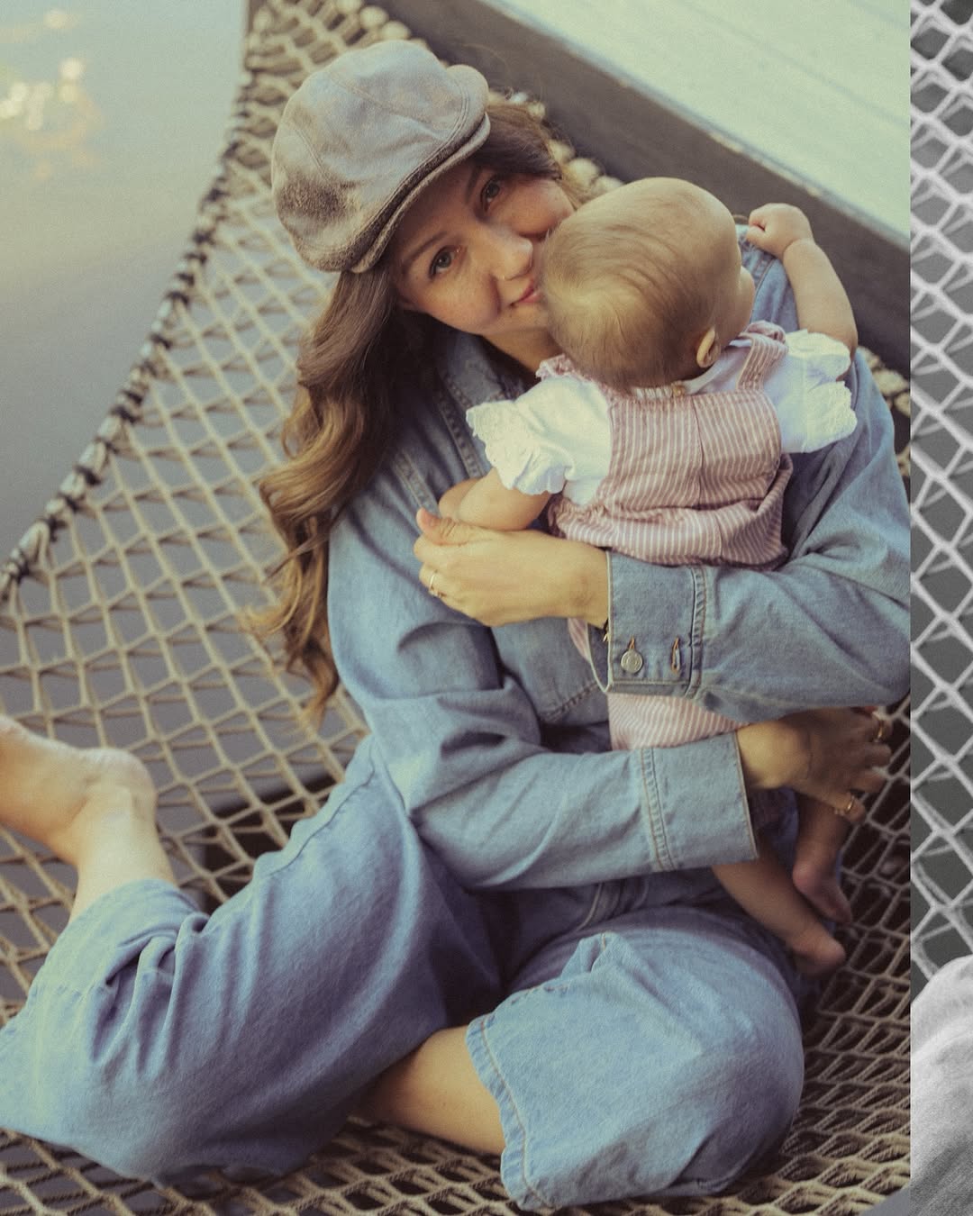 Moeder met baby in een hangmat