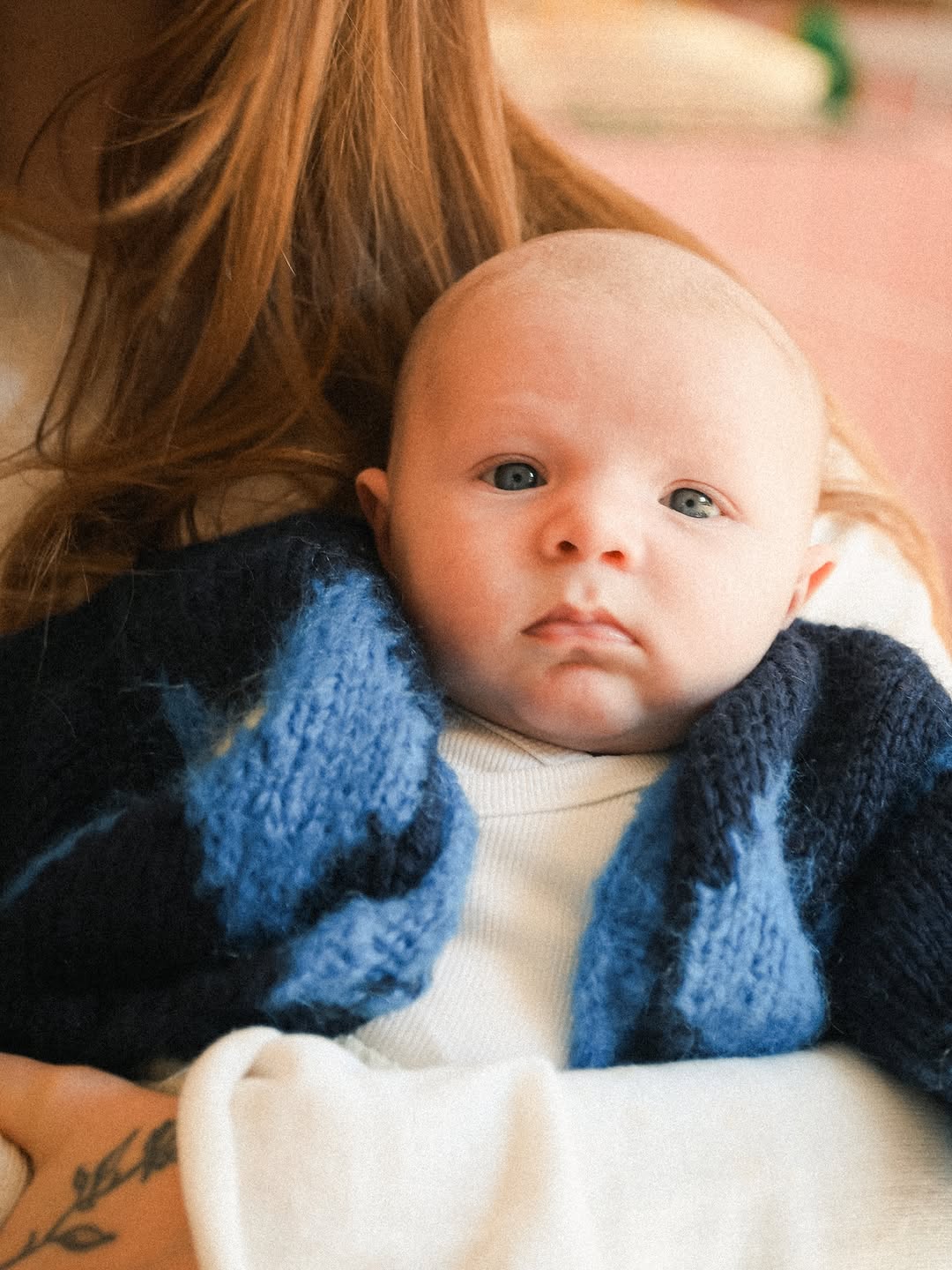 Newborn in blauw vestje