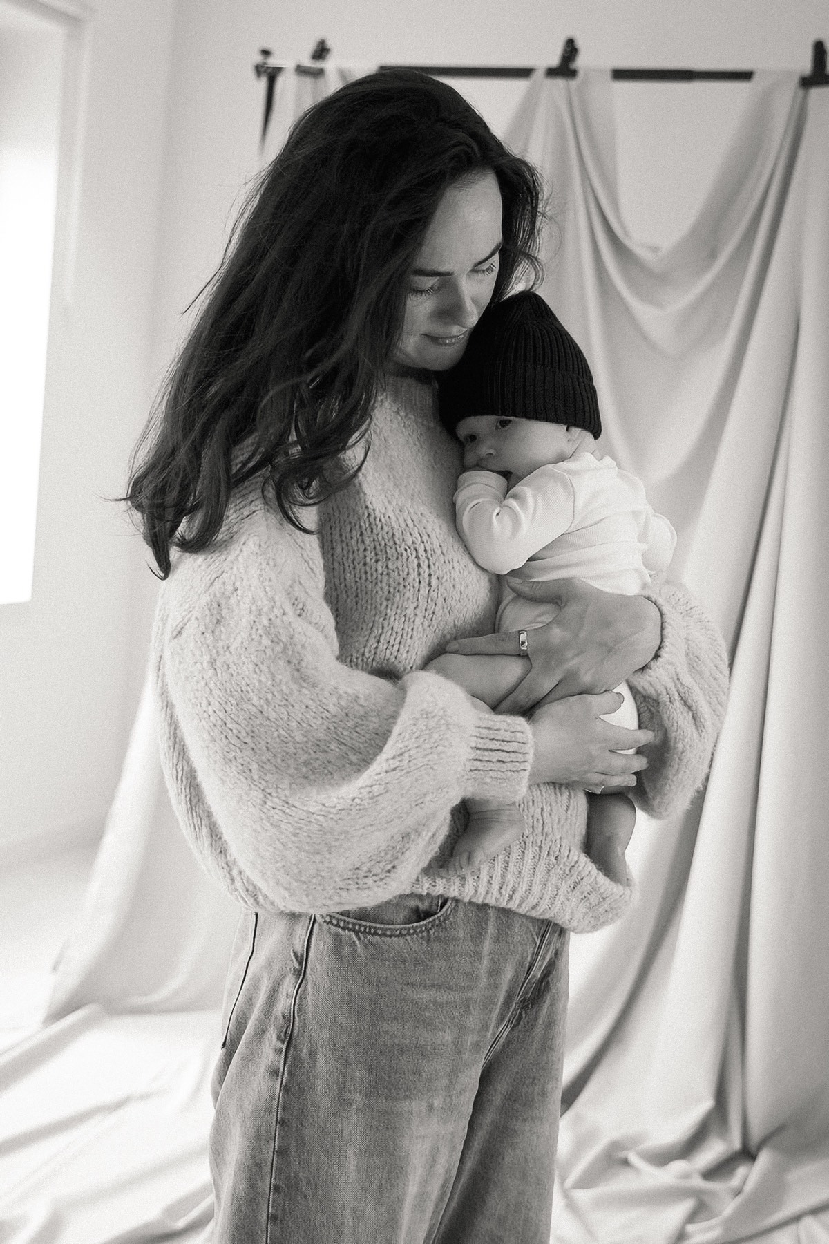 Moeder met haar newborn in zwart-wit