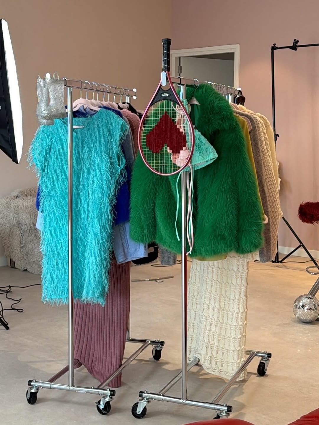 Het rek met kleding in de studio