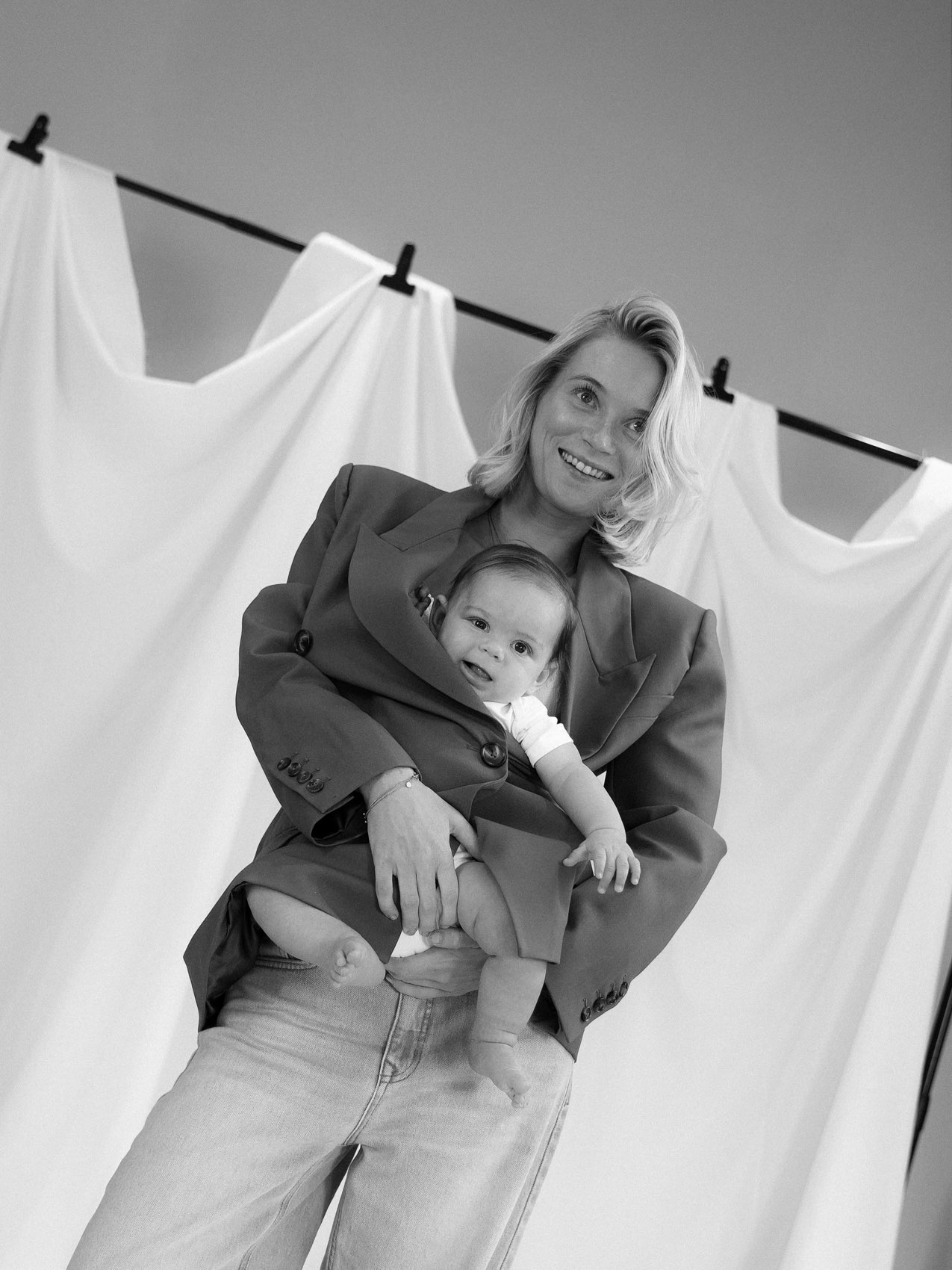 Moeder met baby voor het witte doek, zwart-wit