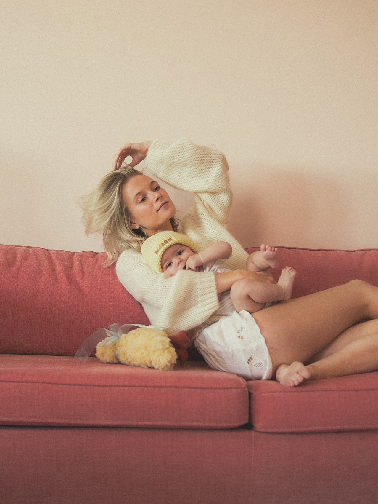 Moeder met baby op de roze bank